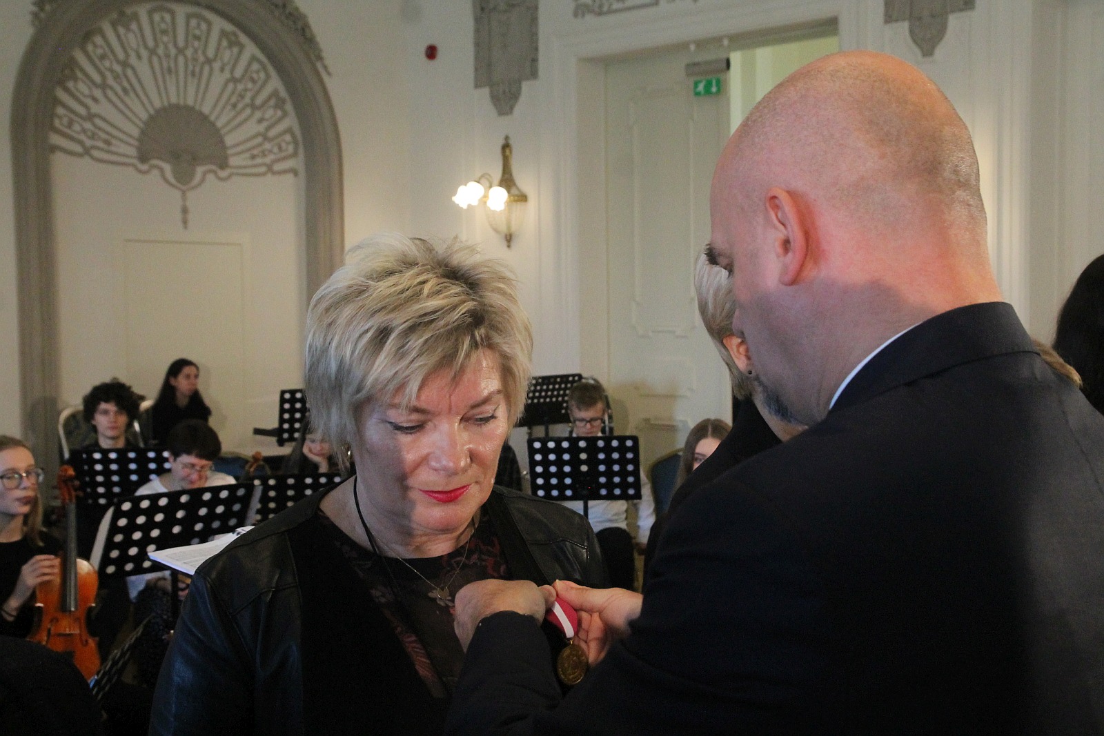 Kurator zaśpiewał, a potem odznaczył i nagrodził nauczycieli