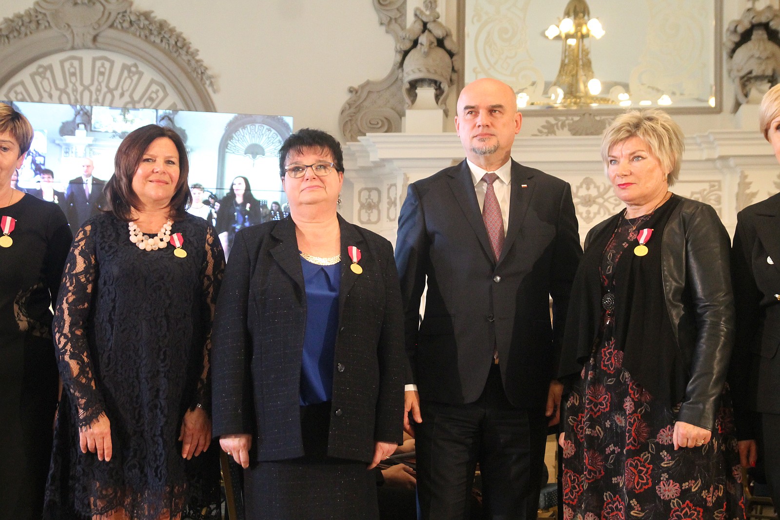 Kurator zaśpiewał, a potem odznaczył i nagrodził nauczycieli