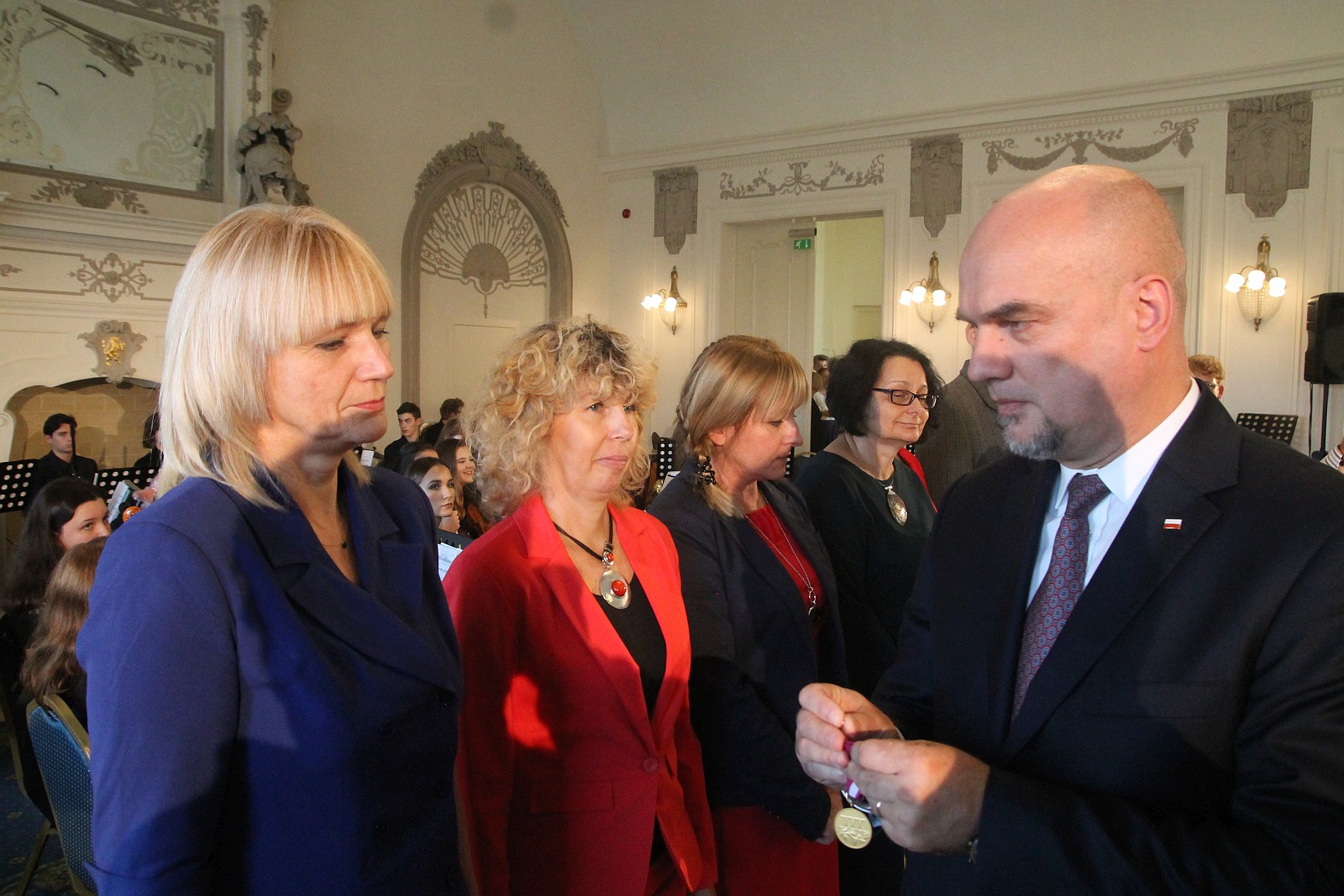 Kurator zaśpiewał, a potem odznaczył i nagrodził nauczycieli