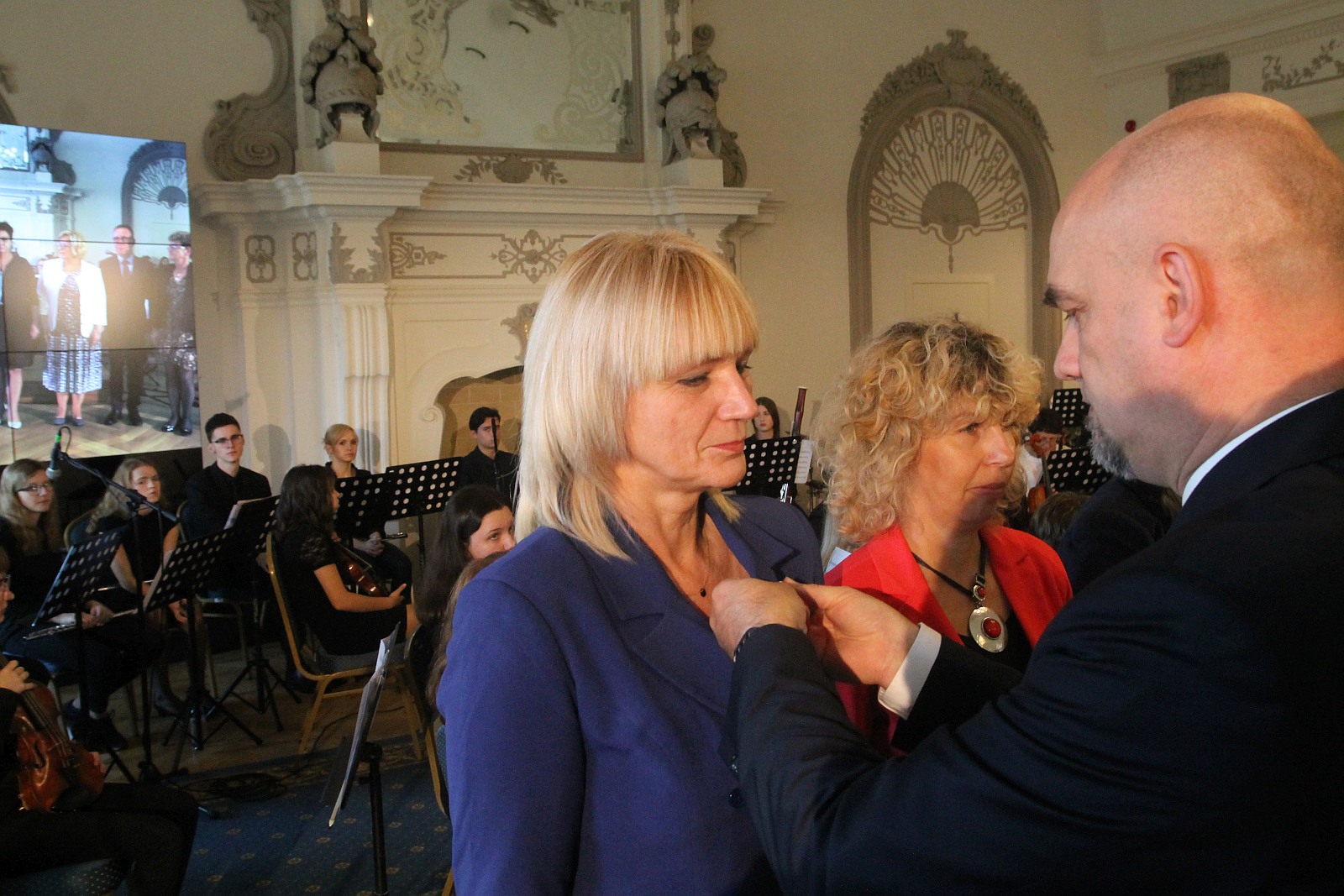 Kurator zaśpiewał, a potem odznaczył i nagrodził nauczycieli