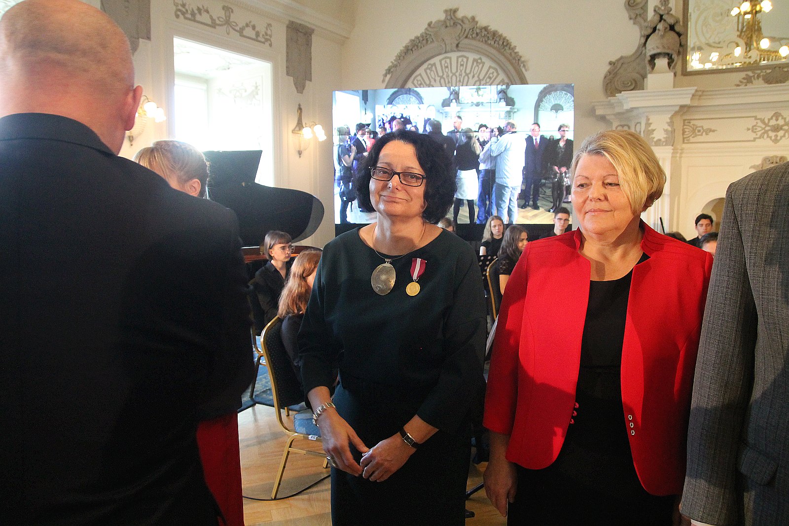 Kurator zaśpiewał, a potem odznaczył i nagrodził nauczycieli