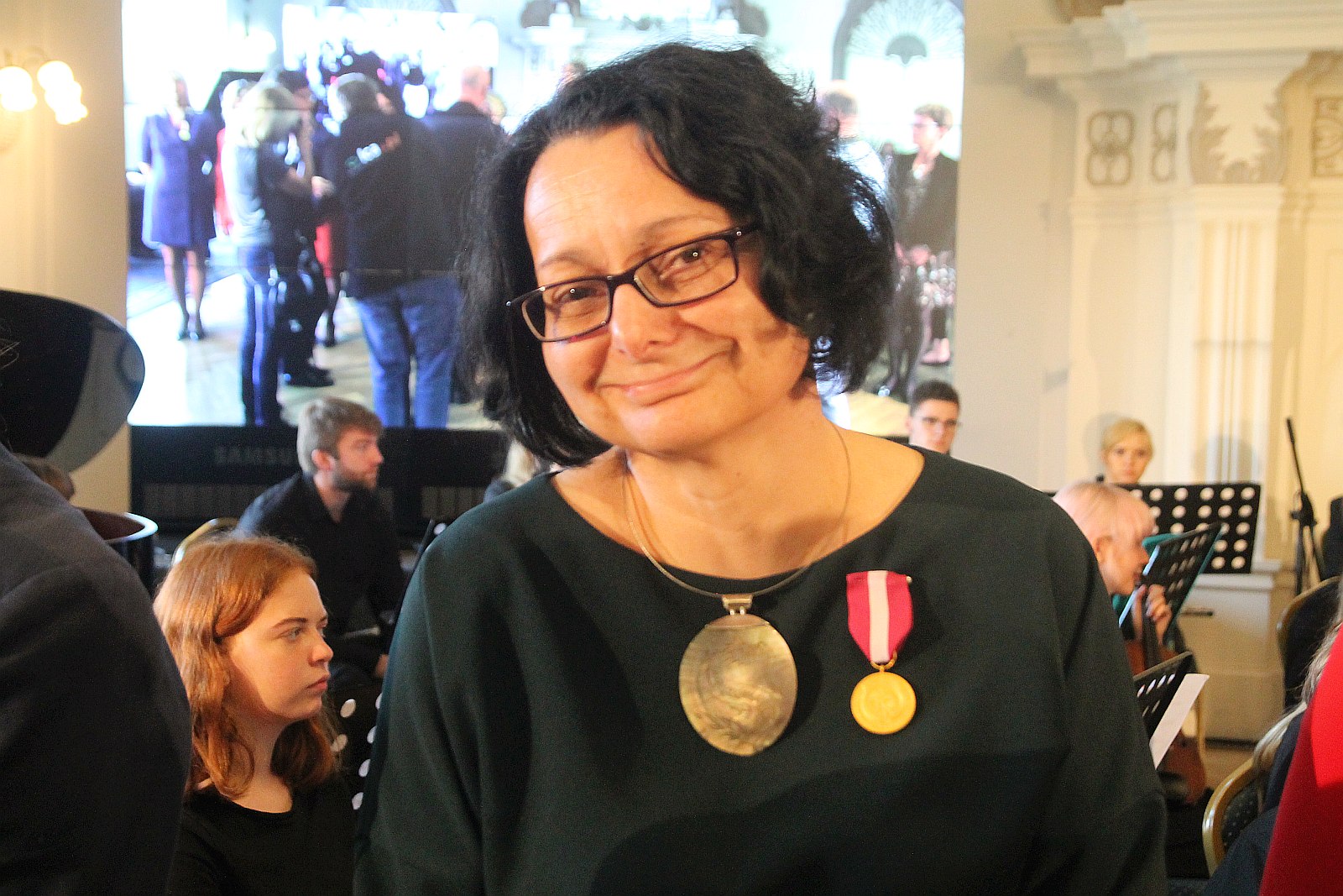 Kurator zaśpiewał, a potem odznaczył i nagrodził nauczycieli