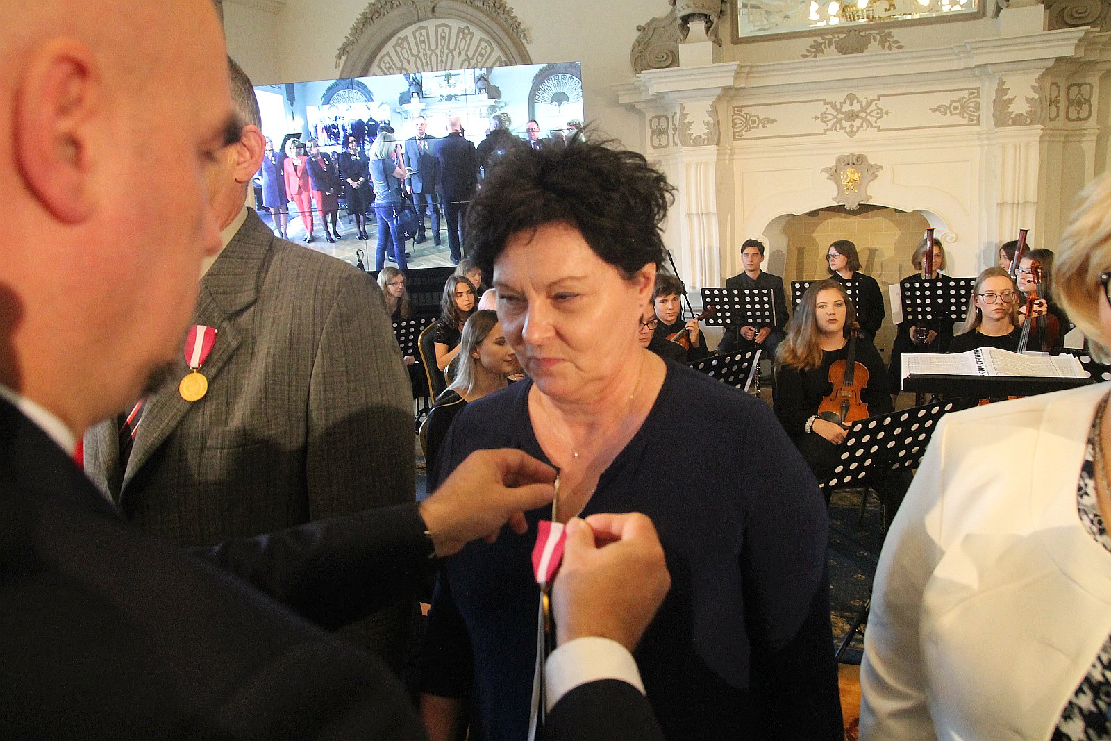 Kurator zaśpiewał, a potem odznaczył i nagrodził nauczycieli