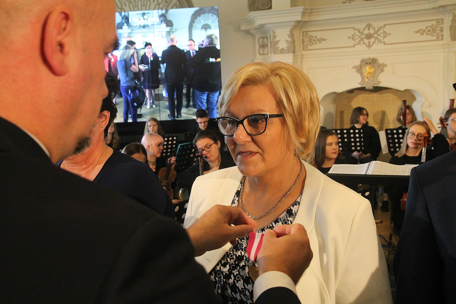Kurator zaśpiewał, a potem odznaczył i nagrodził nauczycieli