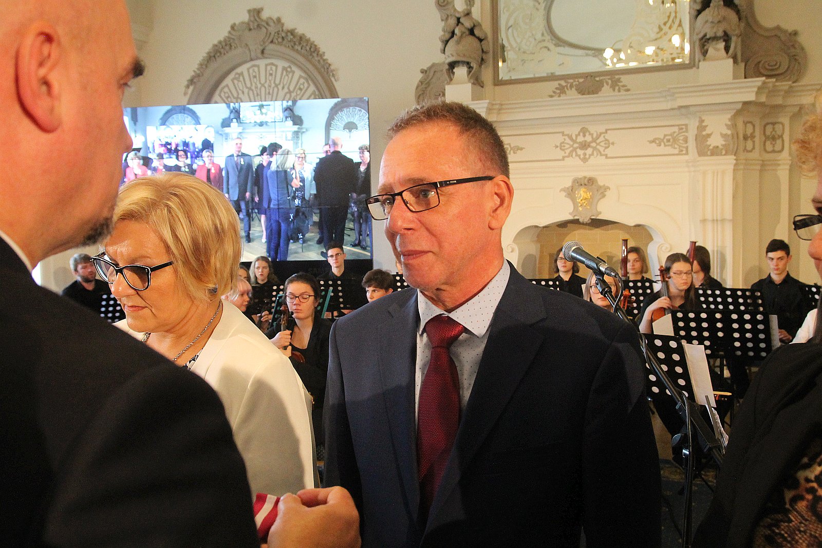 Kurator zaśpiewał, a potem odznaczył i nagrodził nauczycieli