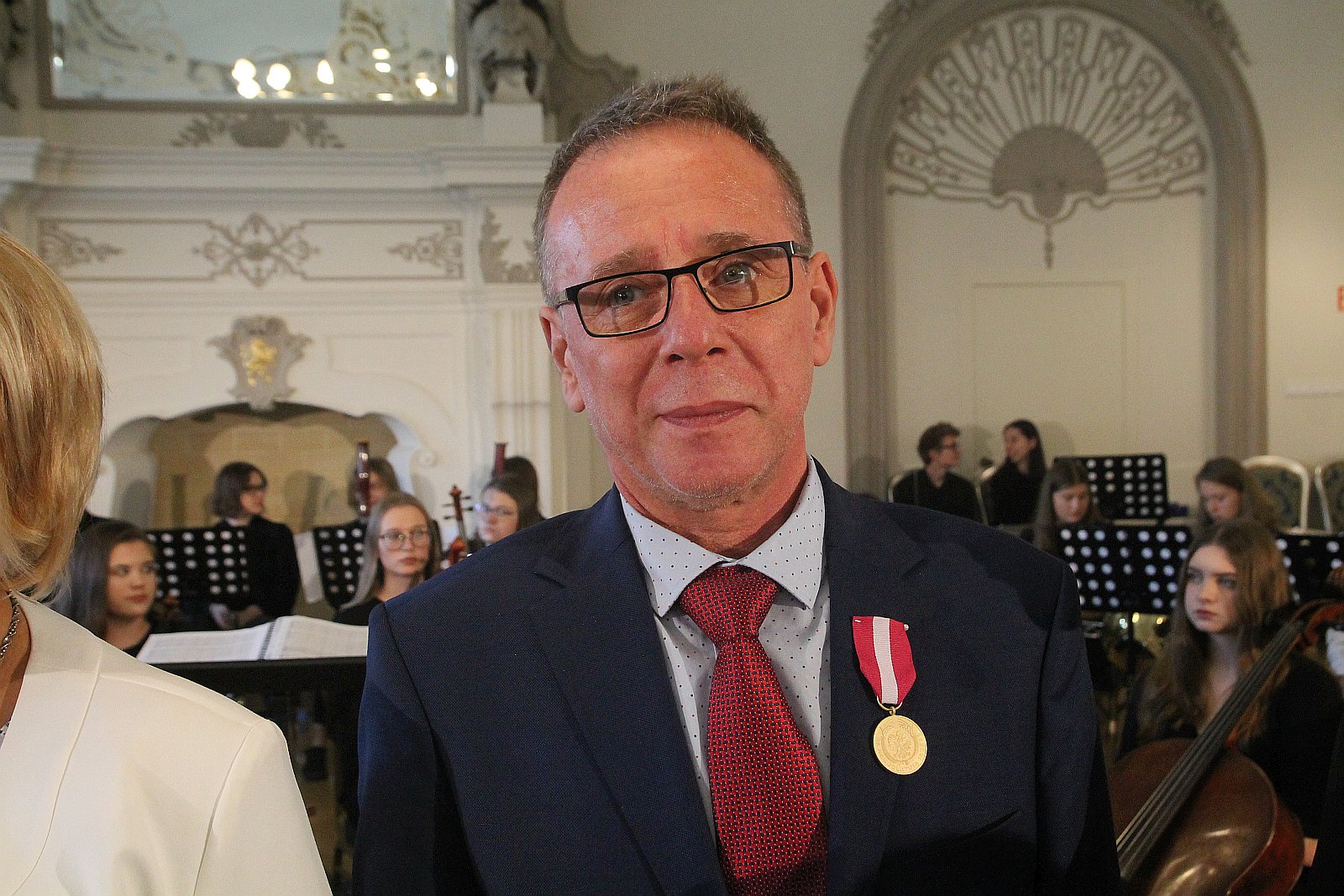Kurator zaśpiewał, a potem odznaczył i nagrodził nauczycieli