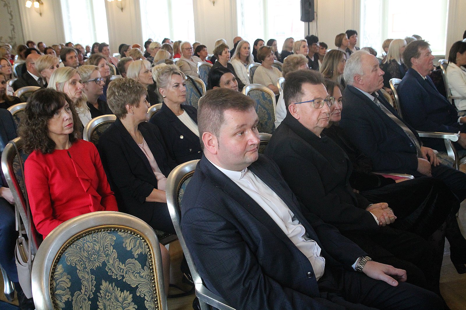 Kurator zaśpiewał, a potem odznaczył i nagrodził nauczycieli