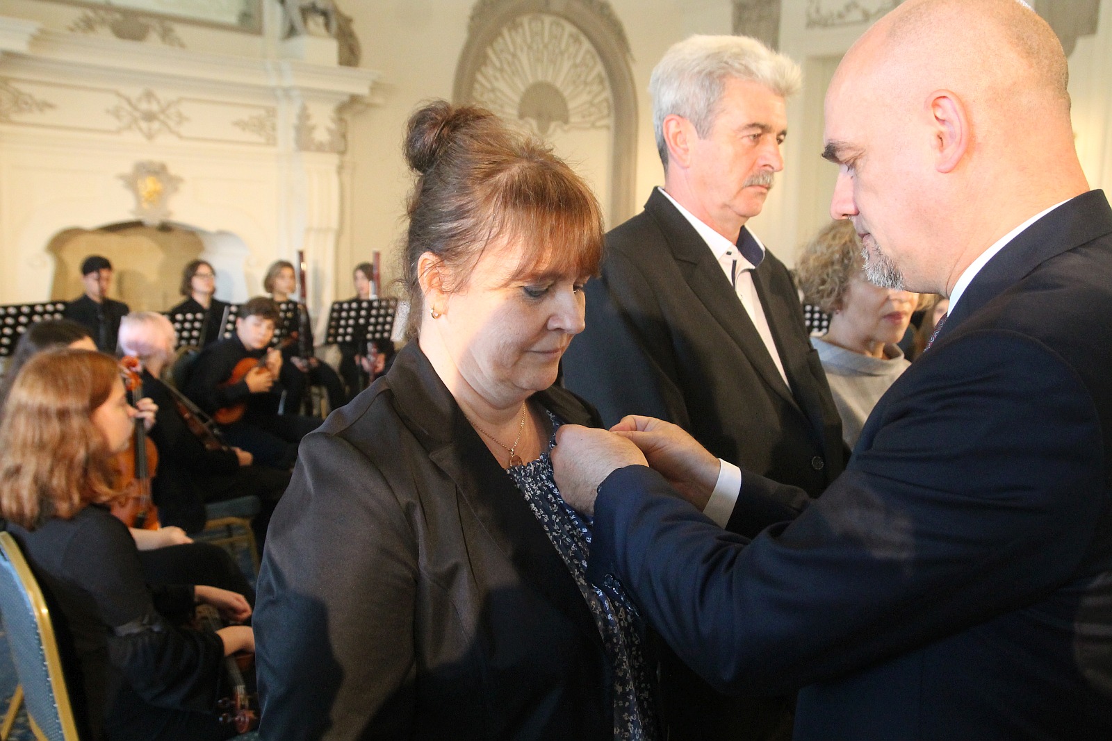 Kurator zaśpiewał, a potem odznaczył i nagrodził nauczycieli