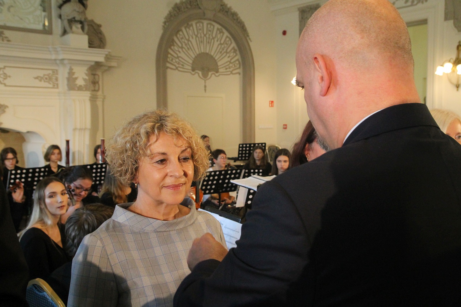 Kurator zaśpiewał, a potem odznaczył i nagrodził nauczycieli