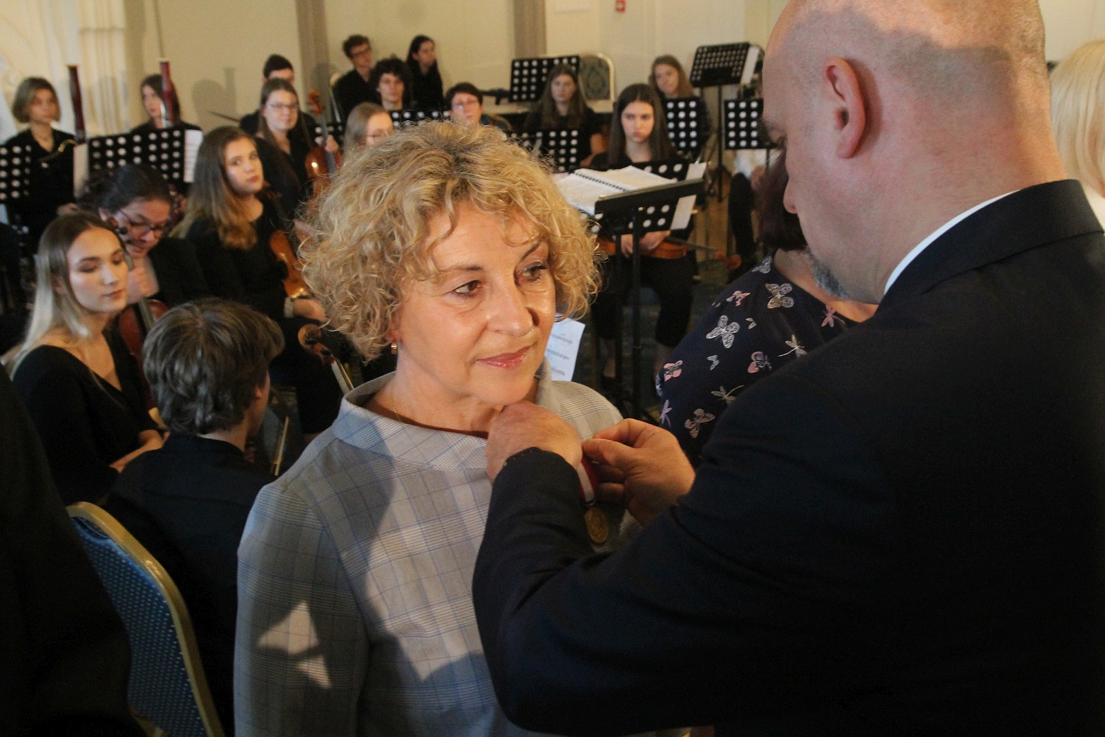 Kurator zaśpiewał, a potem odznaczył i nagrodził nauczycieli