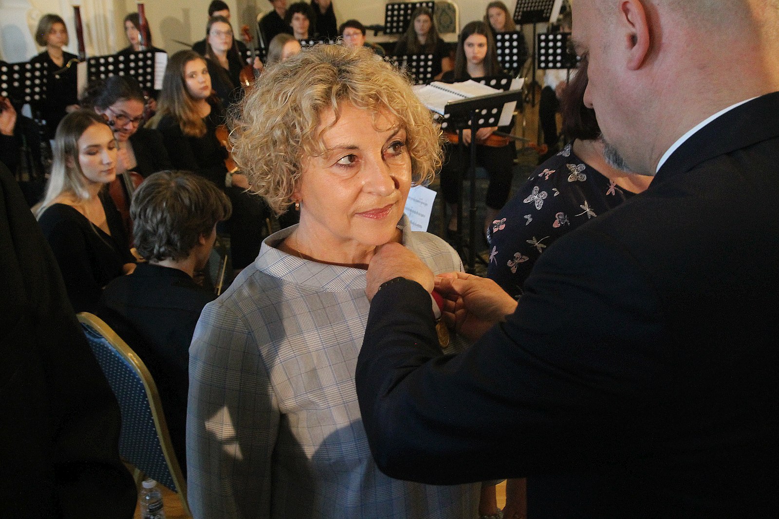 Kurator zaśpiewał, a potem odznaczył i nagrodził nauczycieli