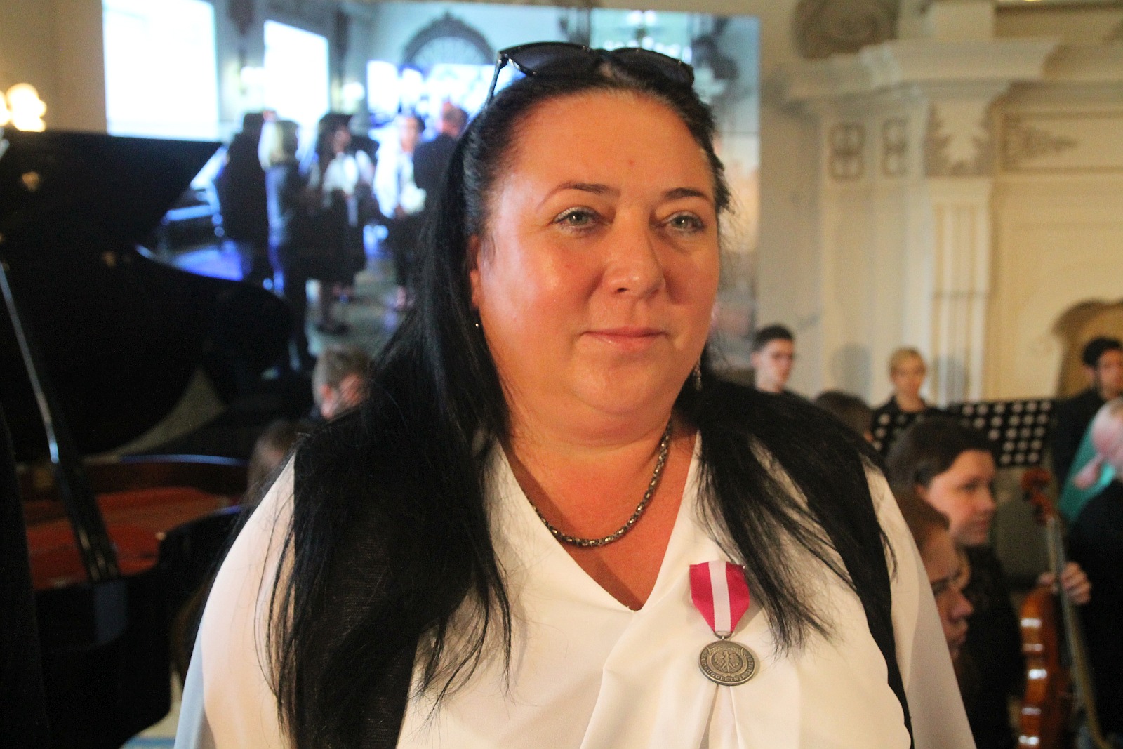 Kurator zaśpiewał, a potem odznaczył i nagrodził nauczycieli