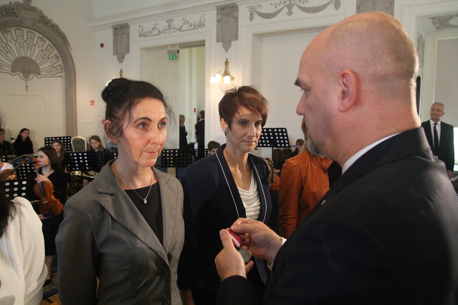 Kurator zaśpiewał, a potem odznaczył i nagrodził nauczycieli