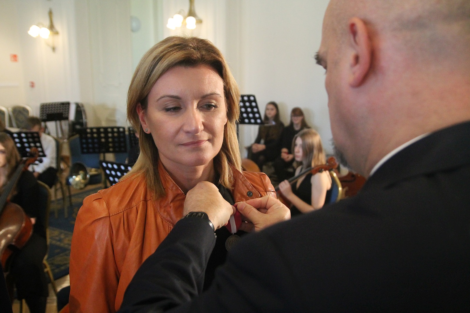 Kurator zaśpiewał, a potem odznaczył i nagrodził nauczycieli