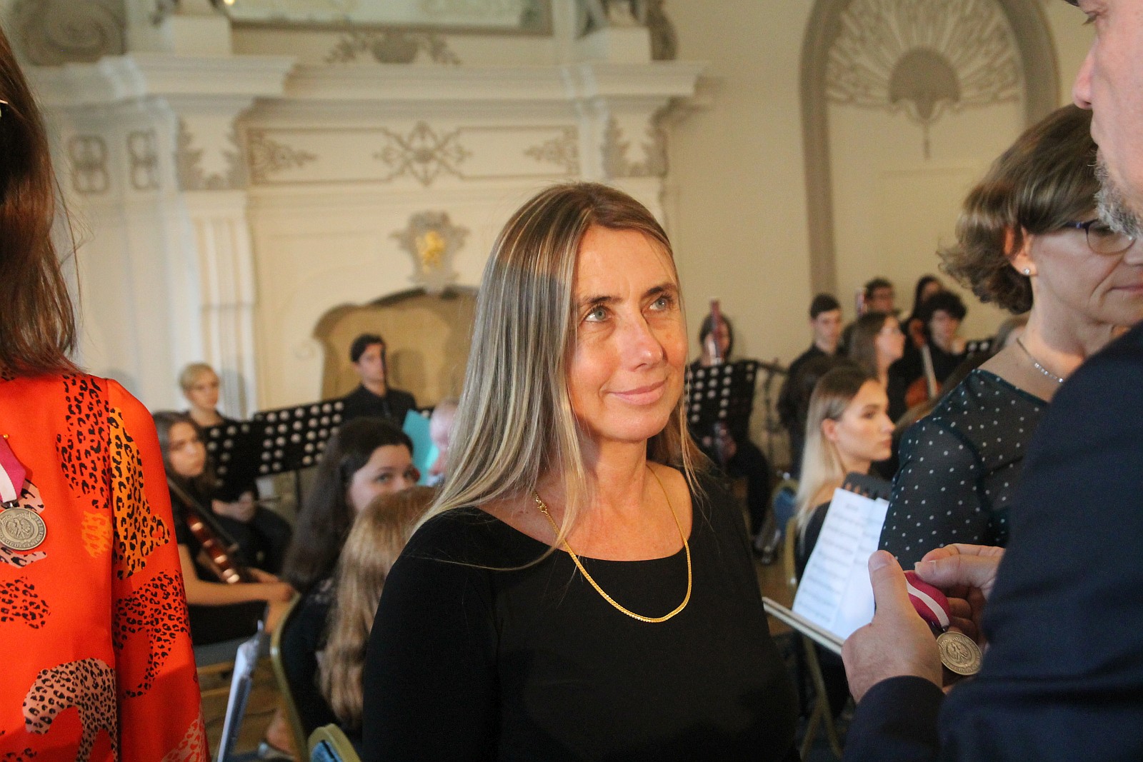 Kurator zaśpiewał, a potem odznaczył i nagrodził nauczycieli
