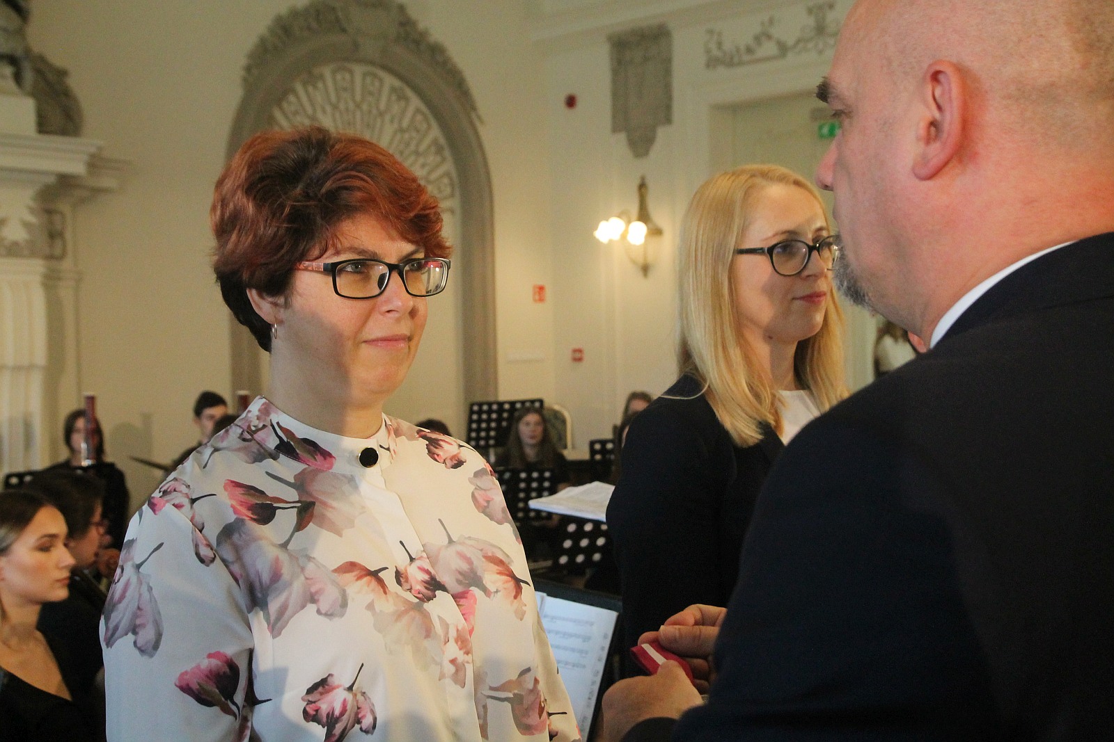 Kurator zaśpiewał, a potem odznaczył i nagrodził nauczycieli