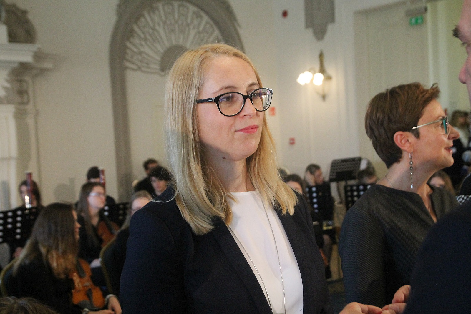 Kurator zaśpiewał, a potem odznaczył i nagrodził nauczycieli