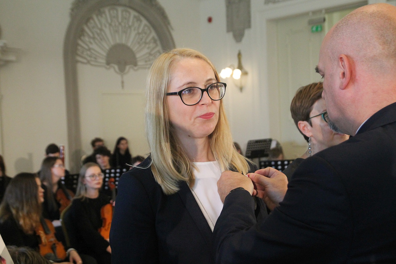 Kurator zaśpiewał, a potem odznaczył i nagrodził nauczycieli