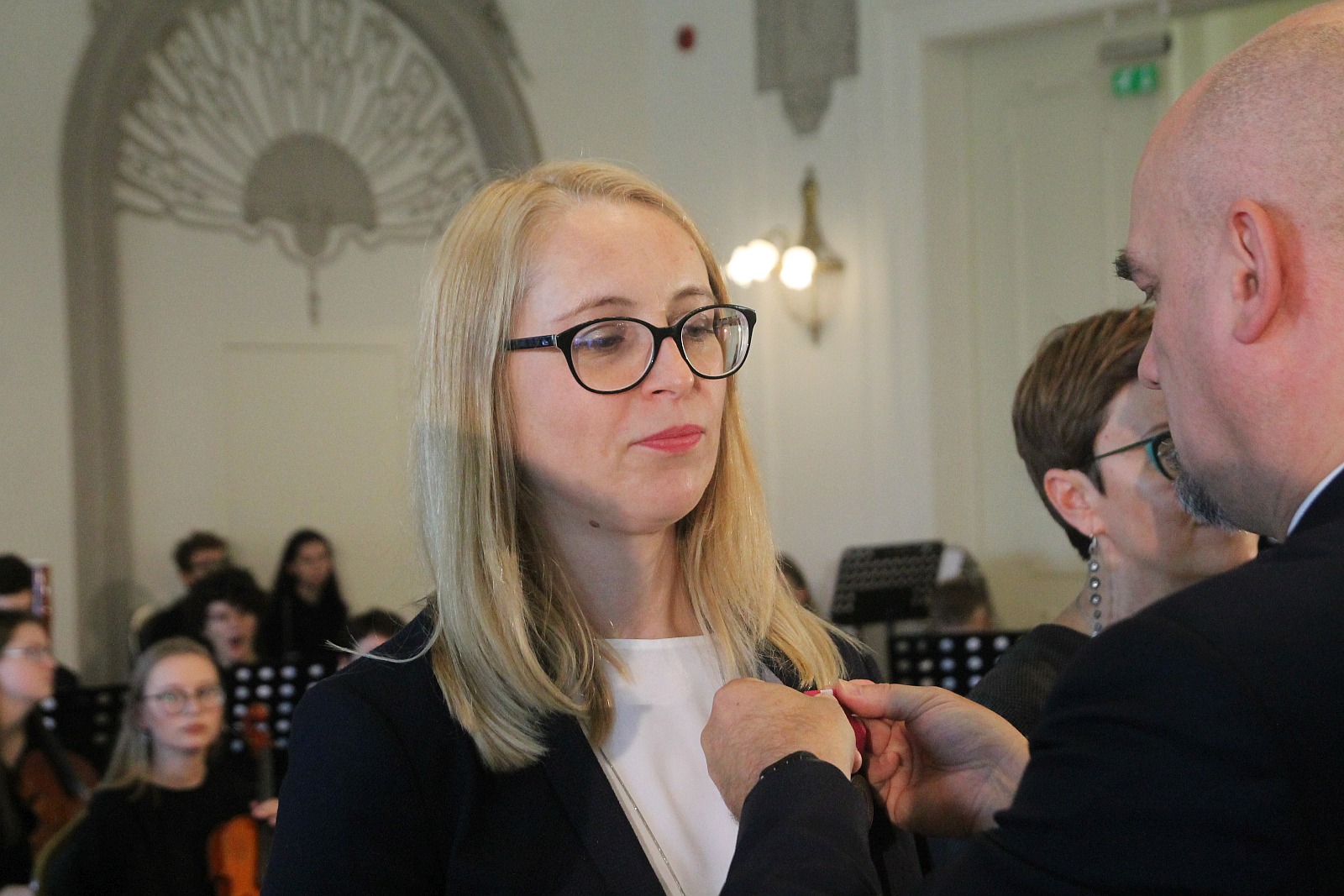 Kurator zaśpiewał, a potem odznaczył i nagrodził nauczycieli