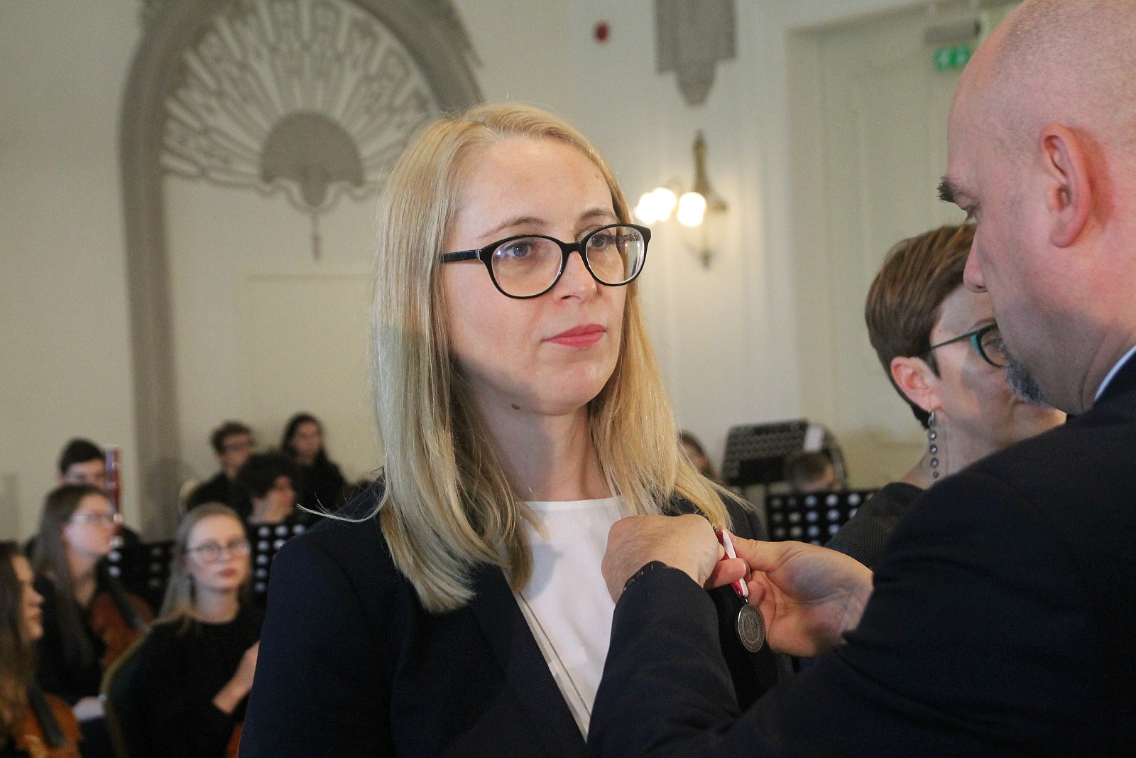 Kurator zaśpiewał, a potem odznaczył i nagrodził nauczycieli