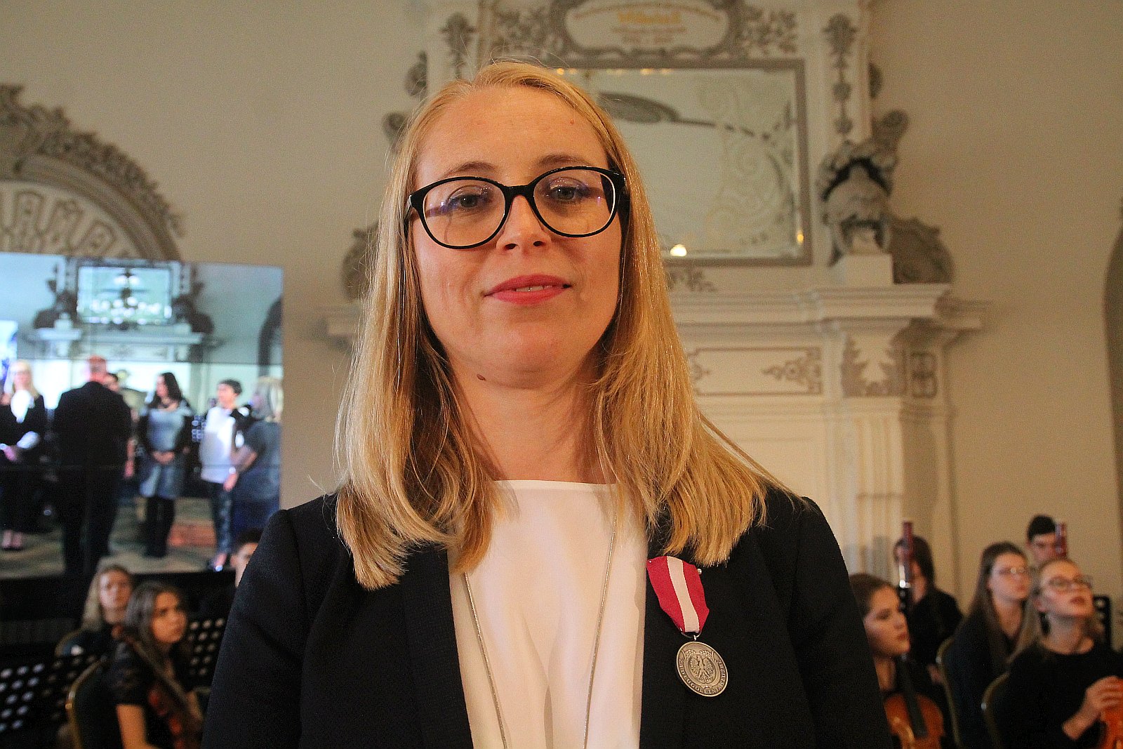 Kurator zaśpiewał, a potem odznaczył i nagrodził nauczycieli