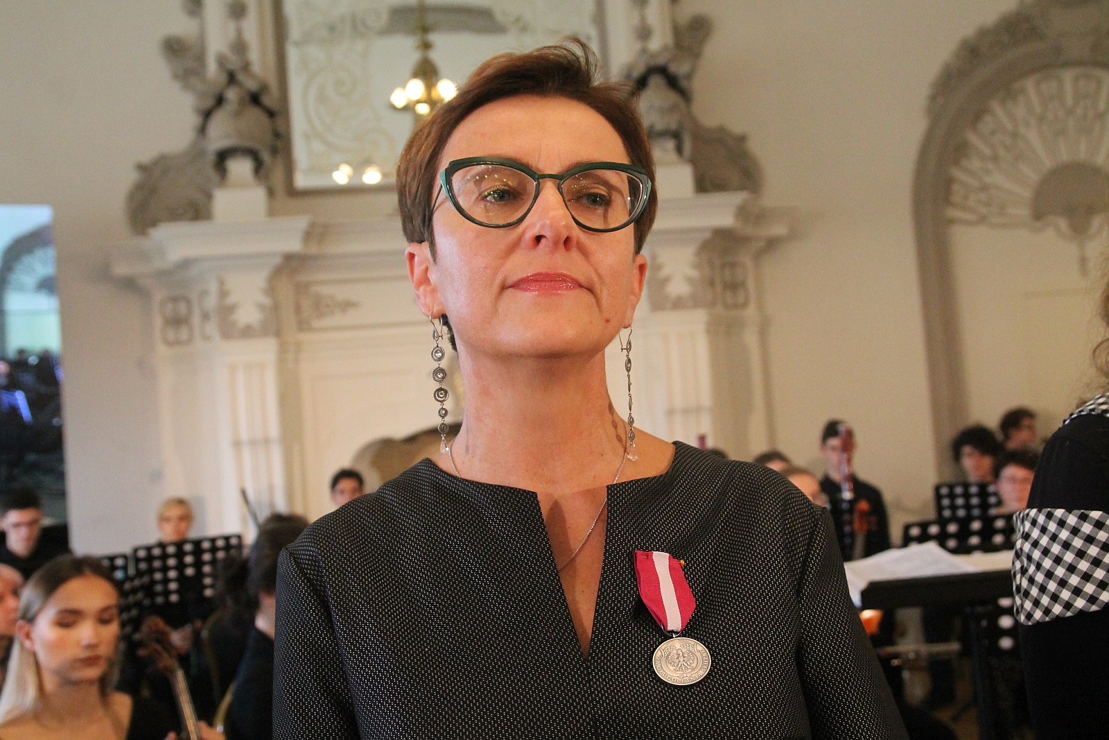 Kurator zaśpiewał, a potem odznaczył i nagrodził nauczycieli