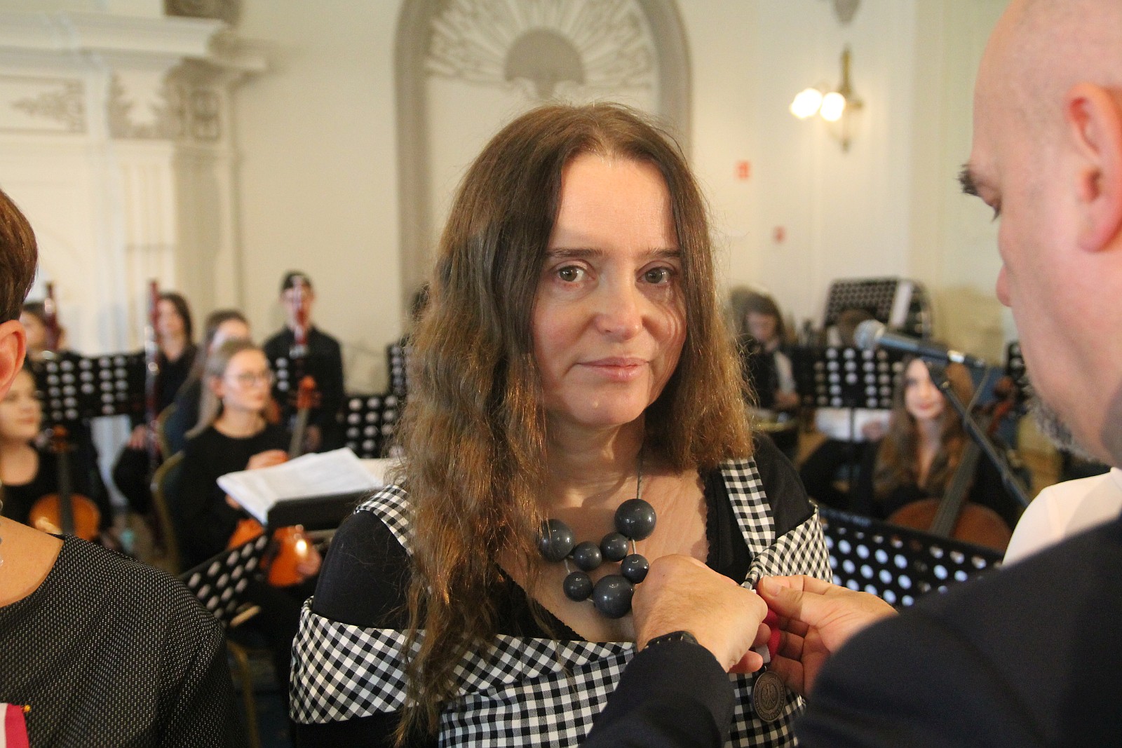 Kurator zaśpiewał, a potem odznaczył i nagrodził nauczycieli