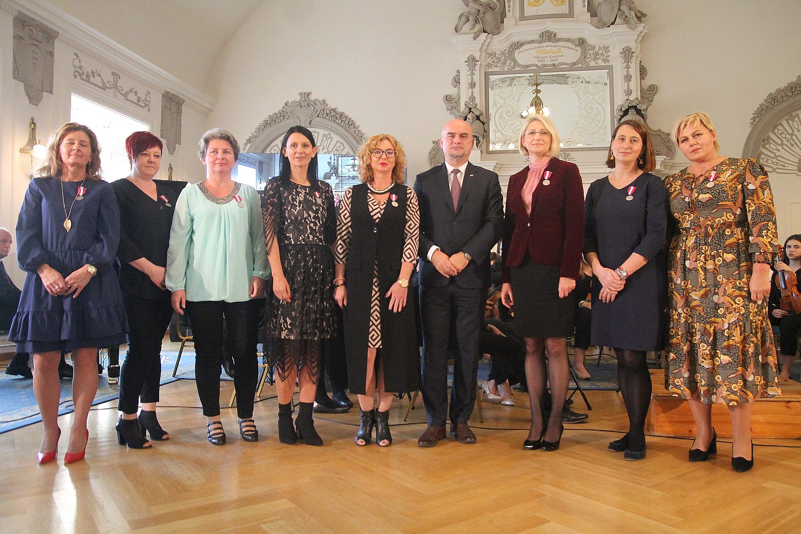 Kurator zaśpiewał, a potem odznaczył i nagrodził nauczycieli