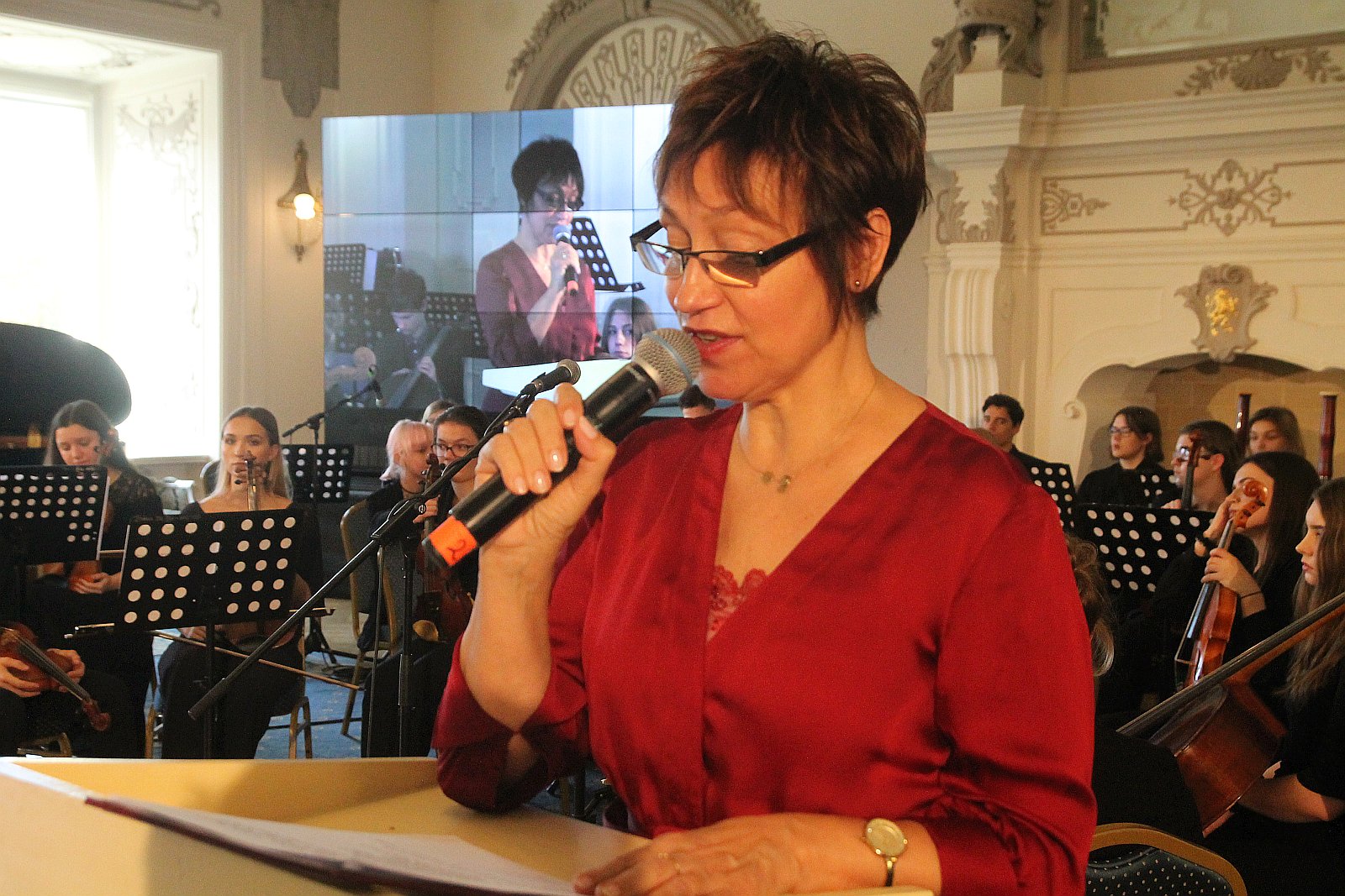 Kurator zaśpiewał, a potem odznaczył i nagrodził nauczycieli