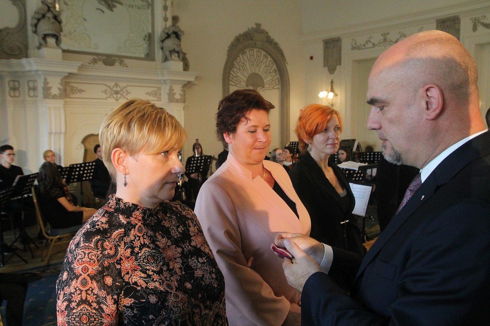 Kurator zaśpiewał, a potem odznaczył i nagrodził nauczycieli