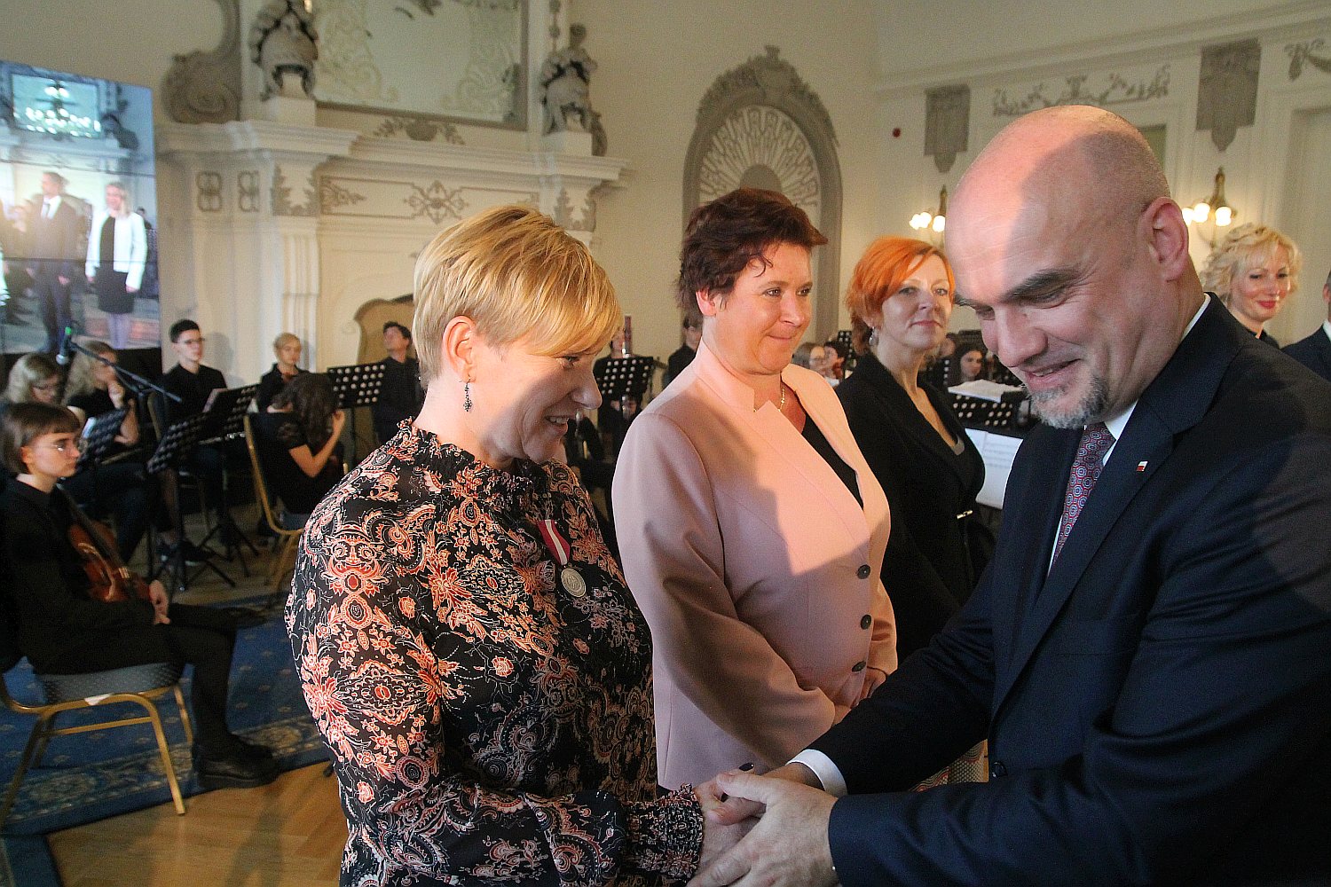 Kurator zaśpiewał, a potem odznaczył i nagrodził nauczycieli