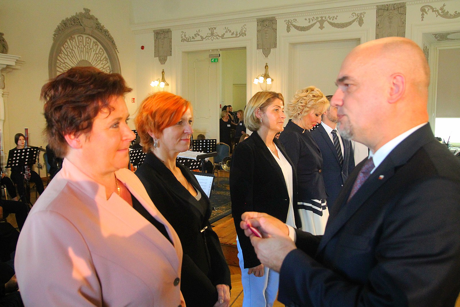 Kurator zaśpiewał, a potem odznaczył i nagrodził nauczycieli