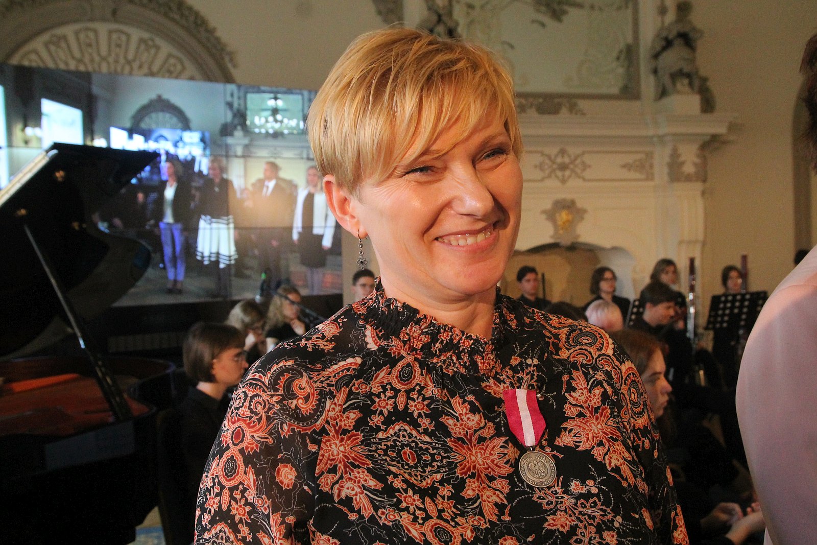 Kurator zaśpiewał, a potem odznaczył i nagrodził nauczycieli