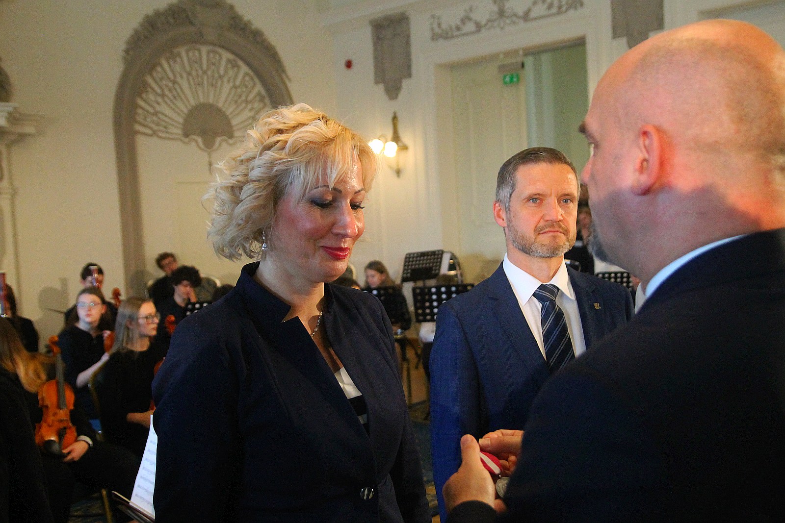 Kurator zaśpiewał, a potem odznaczył i nagrodził nauczycieli