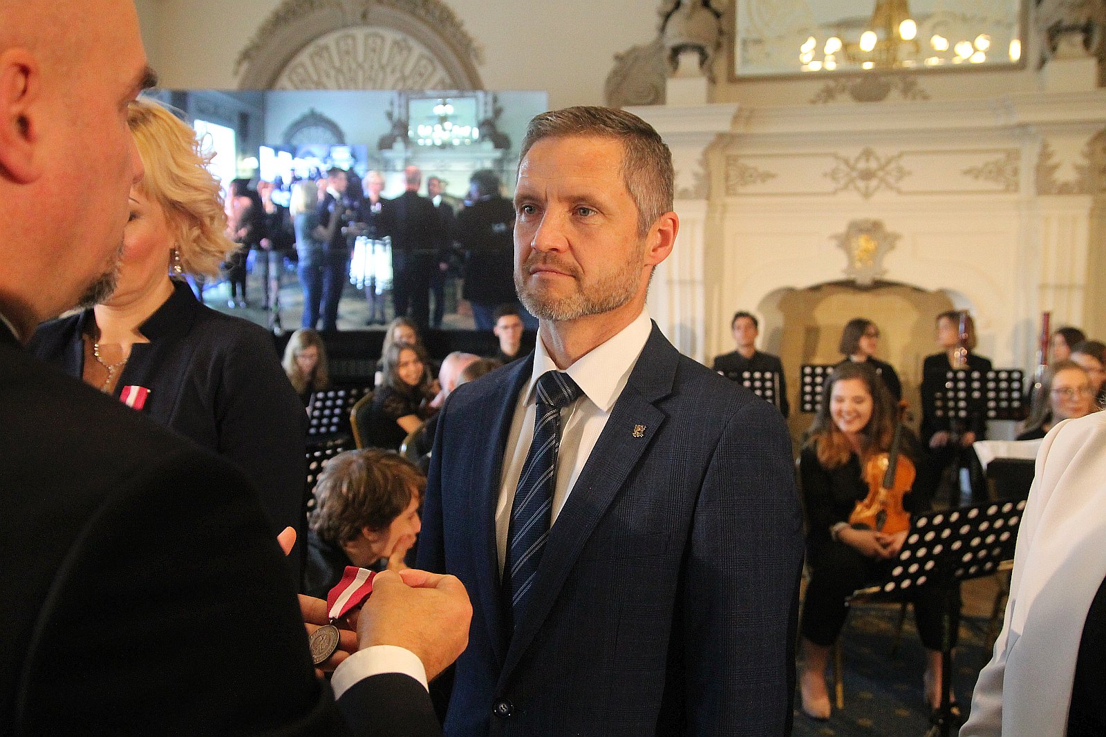 Kurator zaśpiewał, a potem odznaczył i nagrodził nauczycieli