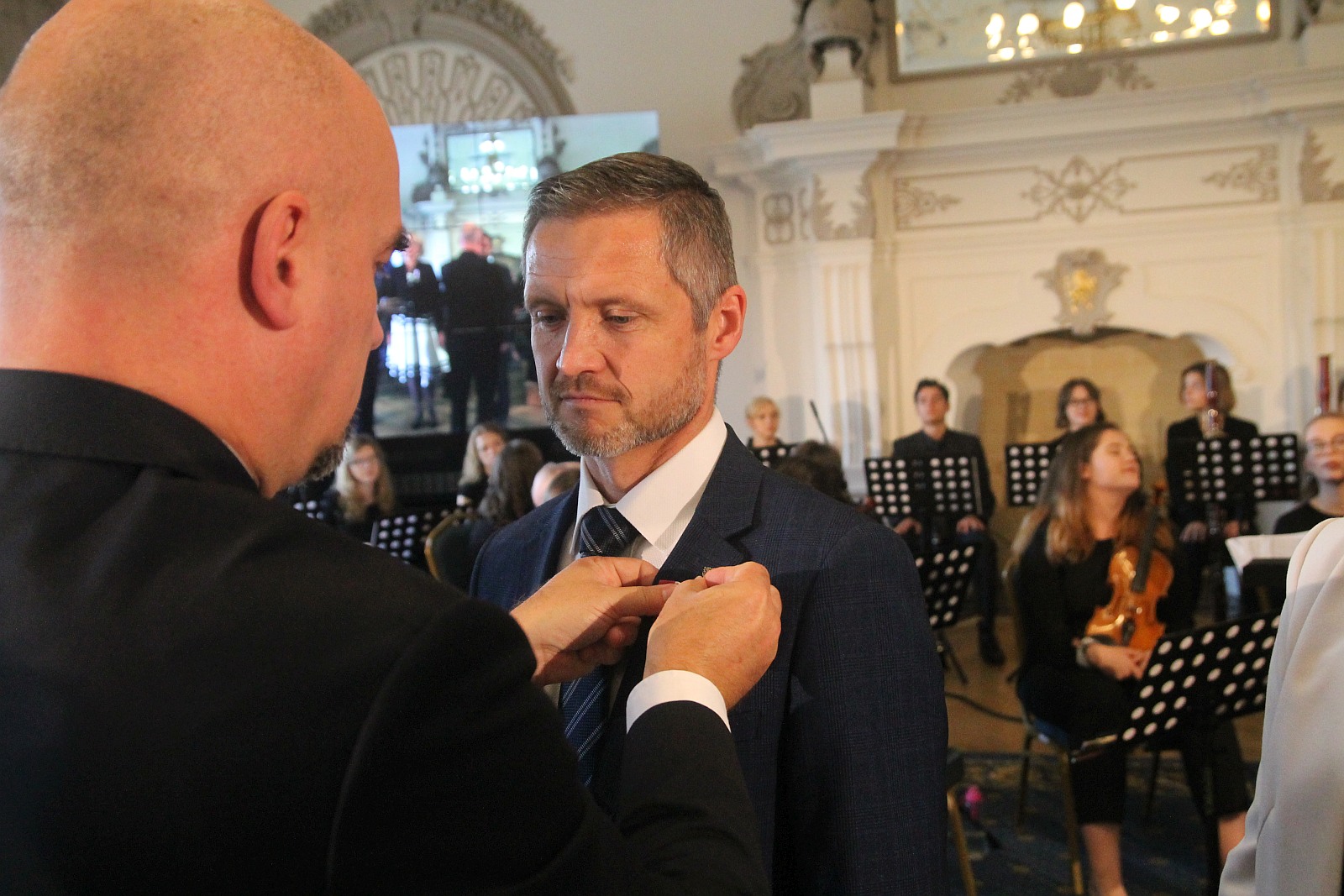 Kurator zaśpiewał, a potem odznaczył i nagrodził nauczycieli