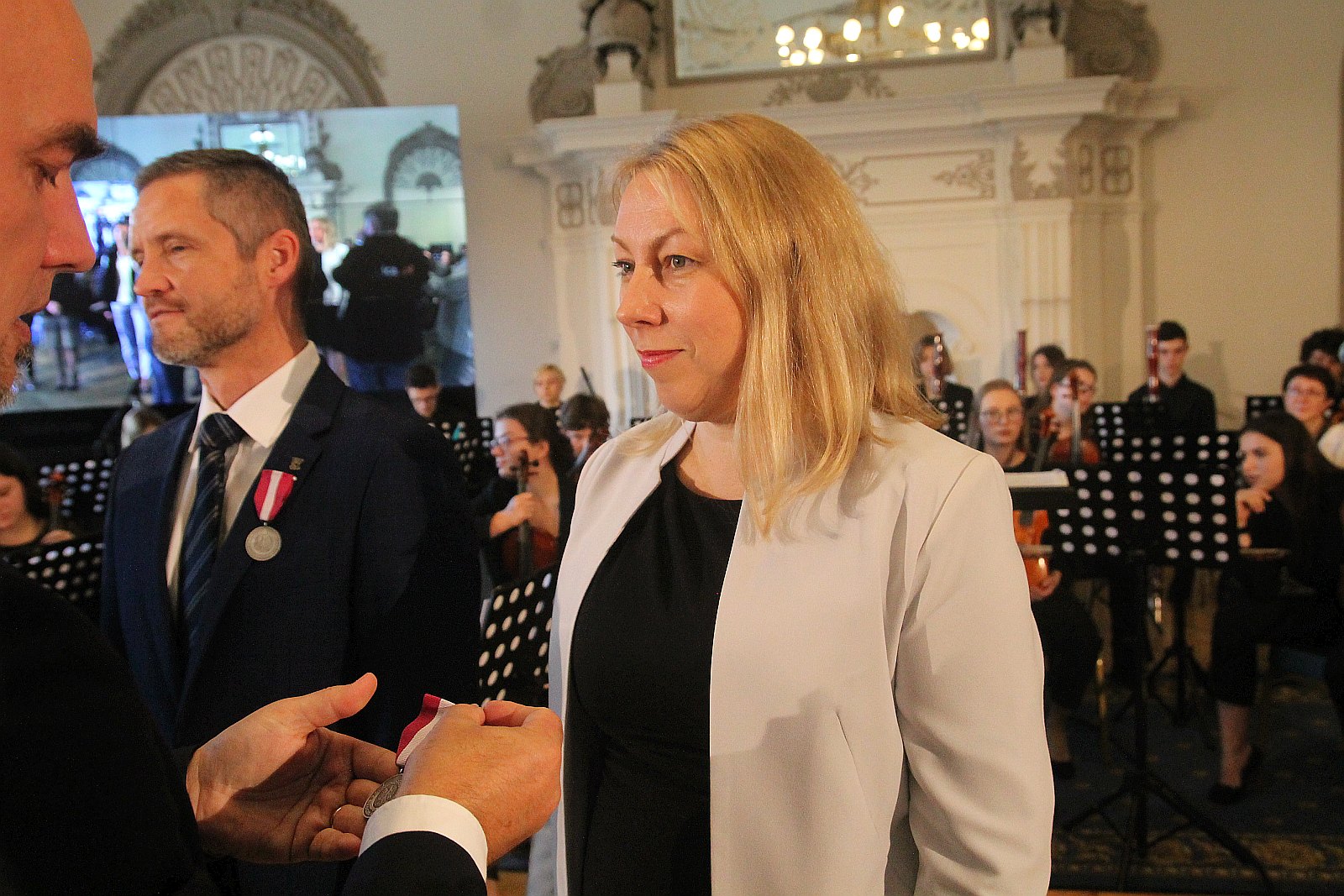 Kurator zaśpiewał, a potem odznaczył i nagrodził nauczycieli