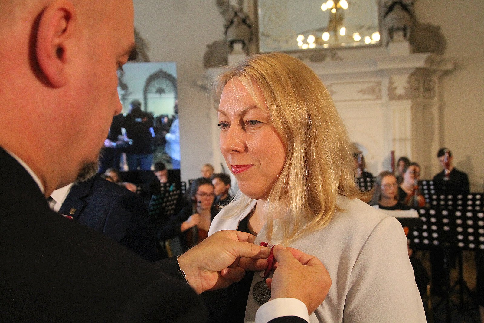 Kurator zaśpiewał, a potem odznaczył i nagrodził nauczycieli