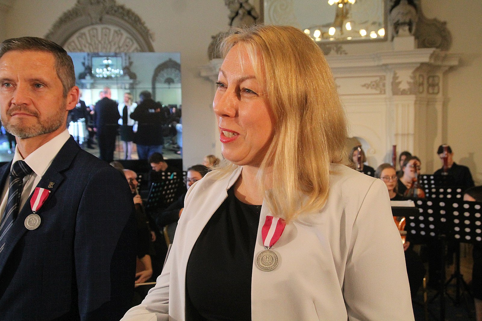Kurator zaśpiewał, a potem odznaczył i nagrodził nauczycieli