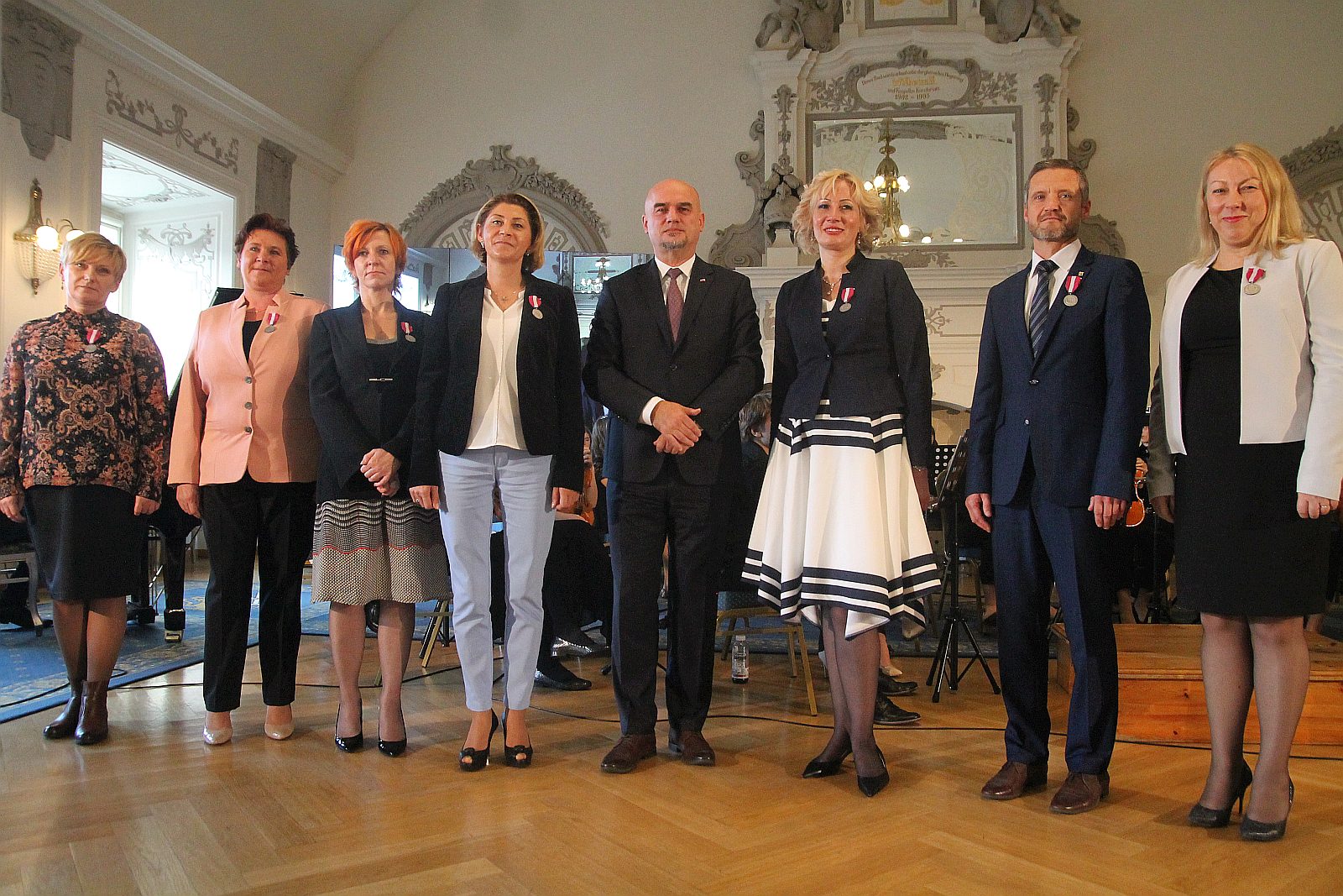 Kurator zaśpiewał, a potem odznaczył i nagrodził nauczycieli
