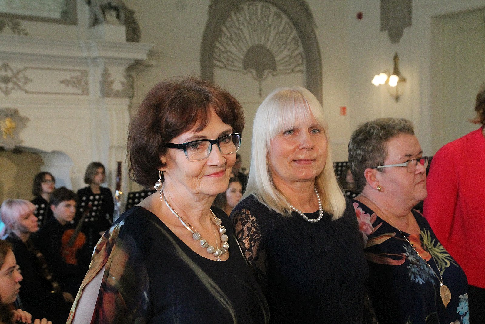 Kurator zaśpiewał, a potem odznaczył i nagrodził nauczycieli