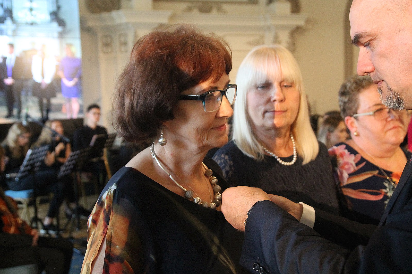 Kurator zaśpiewał, a potem odznaczył i nagrodził nauczycieli