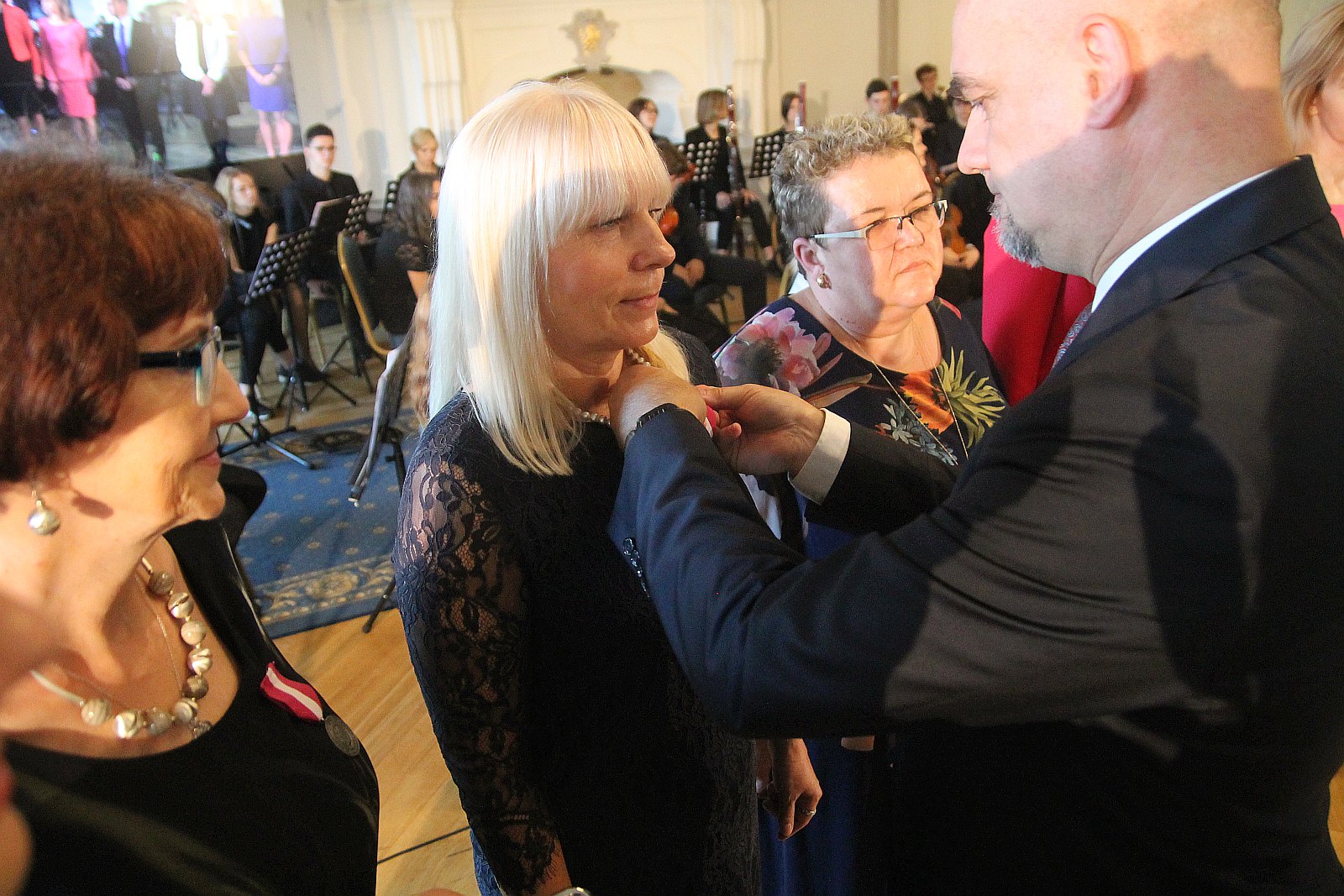 Kurator zaśpiewał, a potem odznaczył i nagrodził nauczycieli
