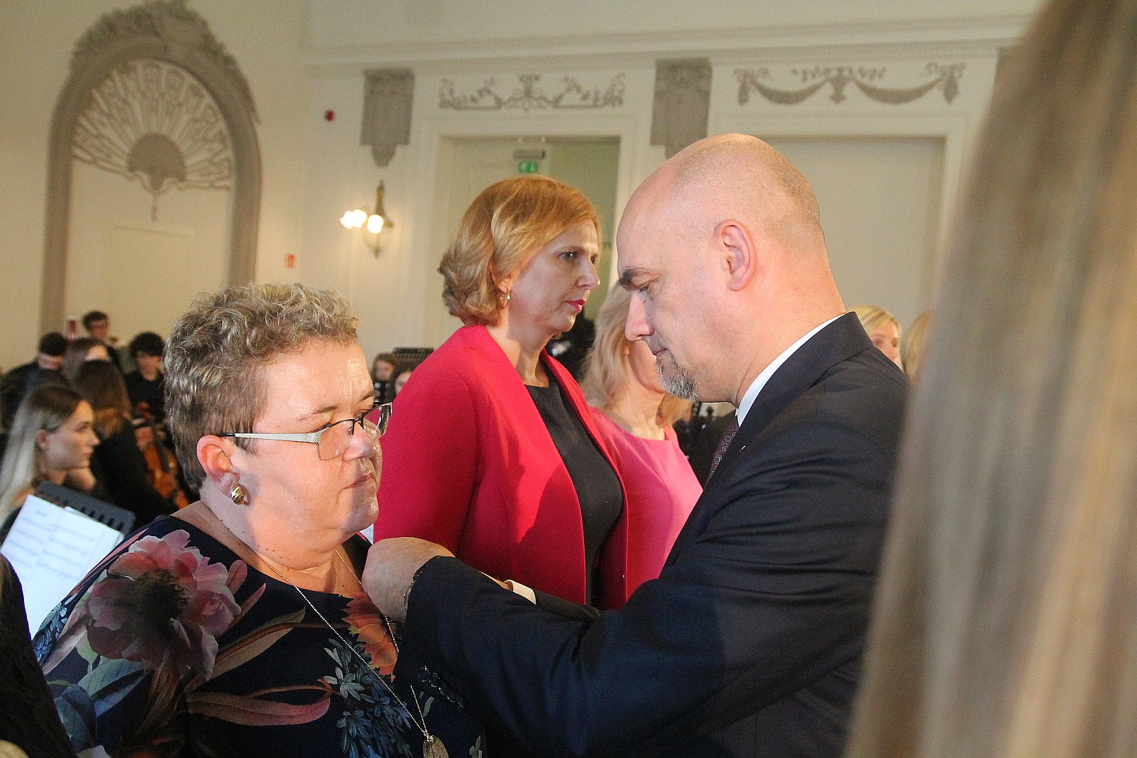 Kurator zaśpiewał, a potem odznaczył i nagrodził nauczycieli