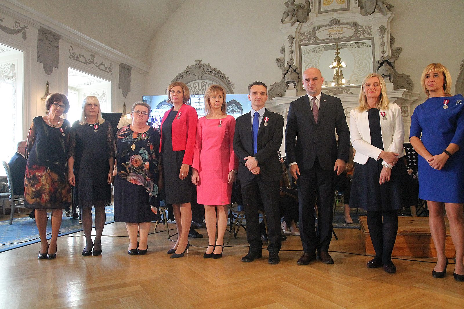 Kurator zaśpiewał, a potem odznaczył i nagrodził nauczycieli
