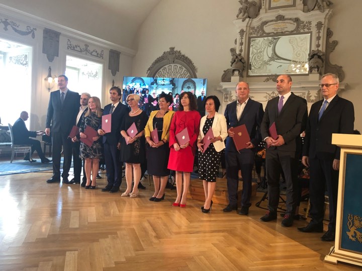 Kurator zaśpiewał, a potem odznaczył i nagrodził nauczycieli