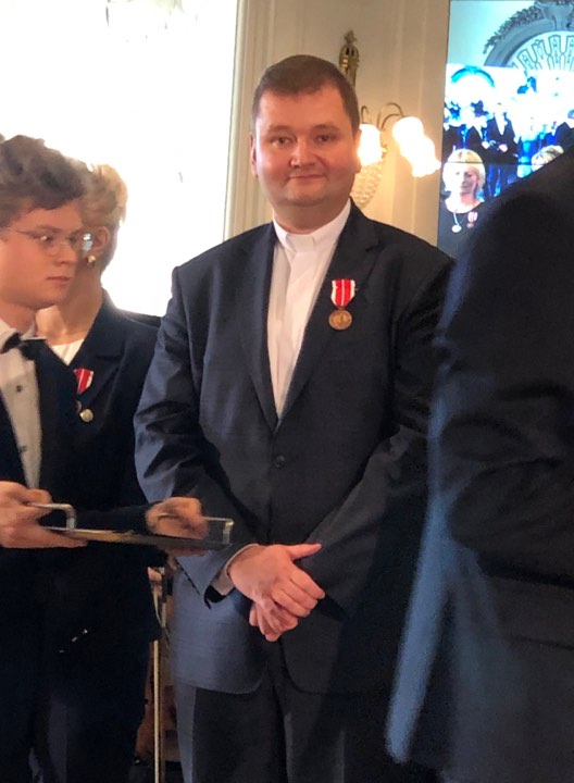 Kurator zaśpiewał, a potem odznaczył i nagrodził nauczycieli