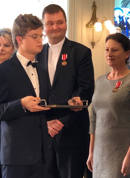 Kurator zaśpiewał, a potem odznaczył i nagrodził nauczycieli