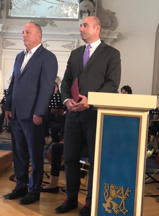 Kurator zaśpiewał, a potem odznaczył i nagrodził nauczycieli