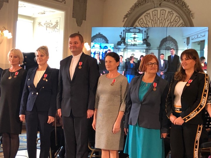 Kurator zaśpiewał, a potem odznaczył i nagrodził nauczycieli